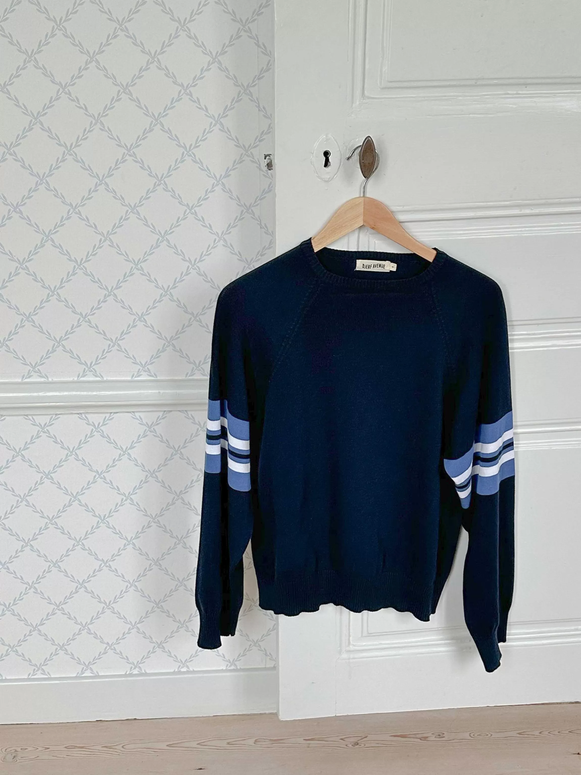 Knitwear*Djerf Avenue Striped Sleeve Crewneck Blue